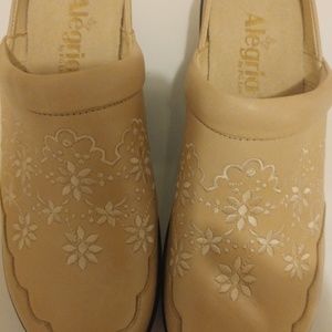 8 1/2 Alegria Isabelle Clog